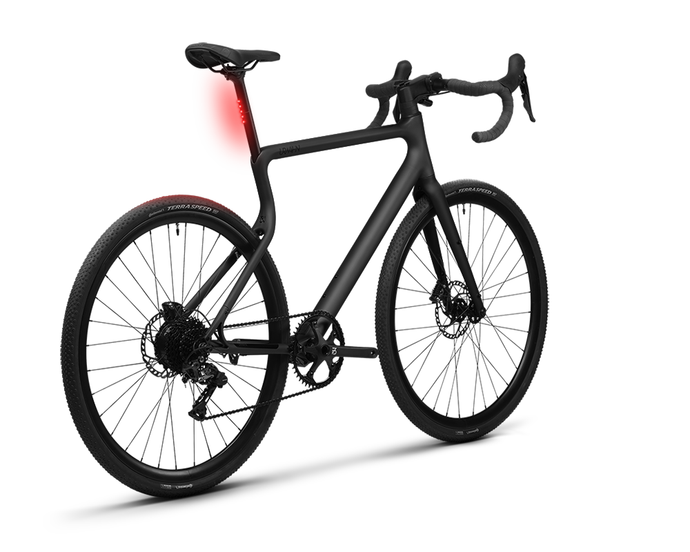 Rückansicht Gravel E-Bike Waldwiesel Asphalt Schwarz mit integrierter Lightskin Beleuchtung 